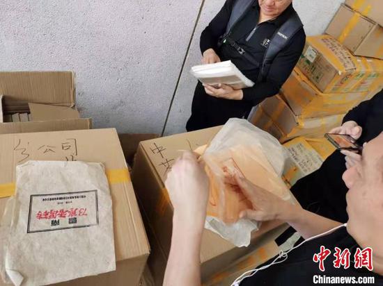警方透露,此案是近年来上海警方破获的案值最大的假冒品牌普洱茶案。 上海警方供图