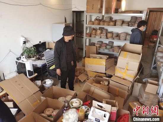 上海警方侦破特大制售假普洱茶案 市场价值高达18亿元。 上海警方供图