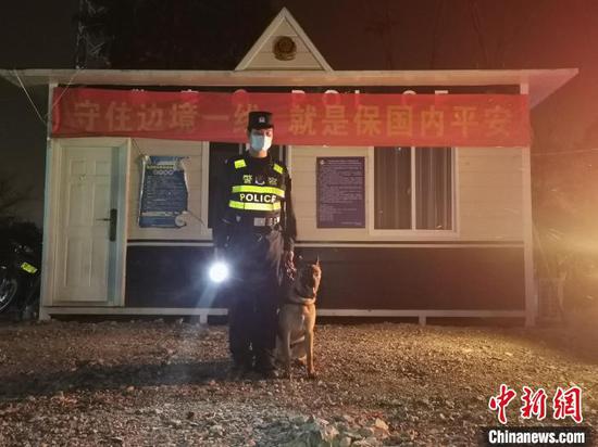 图为执勤中的民警。 瑞丽边检站供图