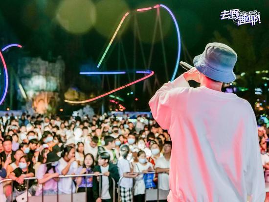 知名乐队“爆音”在无锡文旅城现场演出