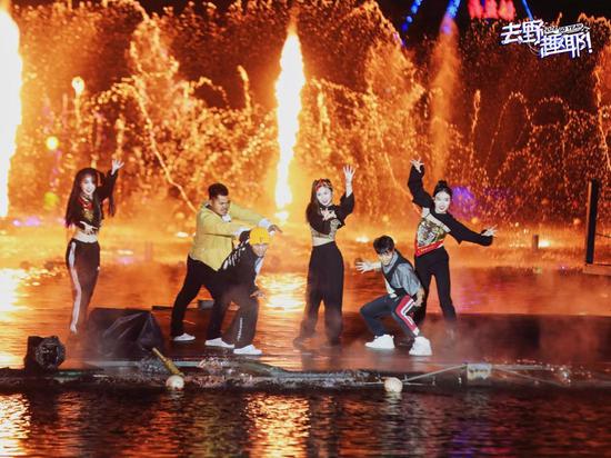 合肥融创文旅城“去野·大湖音乐节”现场气氛热烈