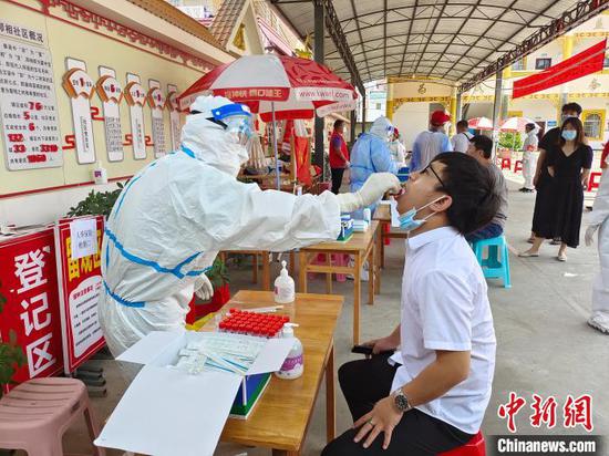 图为7月10日,瑞丽市卯相社区居民进行核酸检测。 韩帅南 摄