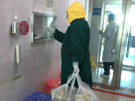 每天穿着层层防护服数十小时穿梭在病房内