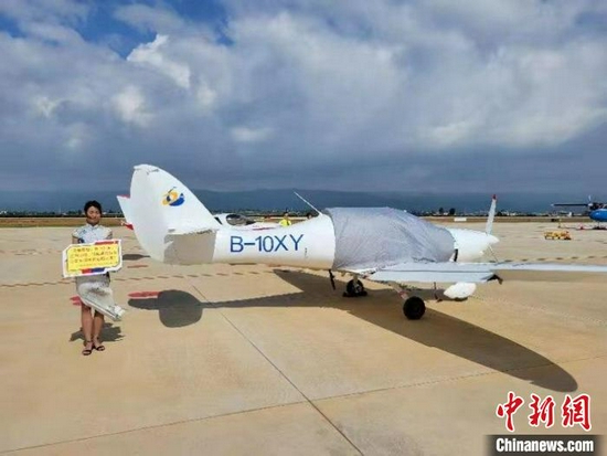 图为云南红河弥勒东风机场开航。 倪嘉云 摄