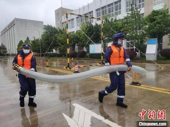 图为森林消防在现场展开救援。 李恺伦 摄