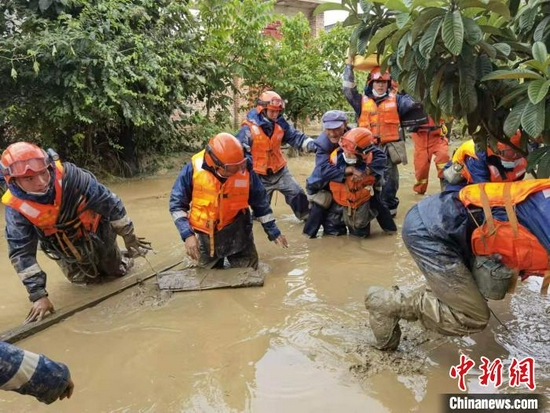 图为救援现场。洱源县森林消防中队供图