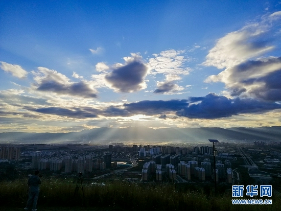 夕阳下的东山森林公园(10月11日摄)。新华网发(郭康 摄)