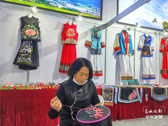 剑川旭日白族刺绣厂展区