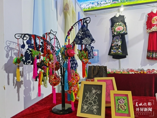剑川旭日白族刺绣厂展区 刺绣作品