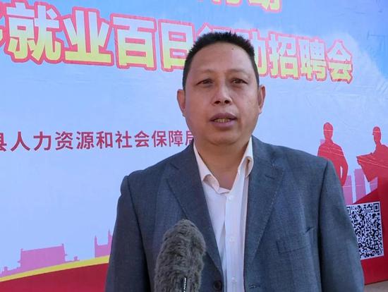 采访县人力资源和社会保障局局长蒋正伟