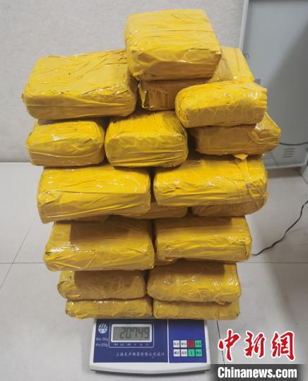 图为称量毒品。 韩帅南 摄