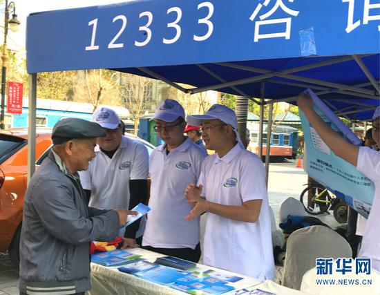 工作人员向市民宣传和推广12333。新华网 詹晶晶 摄