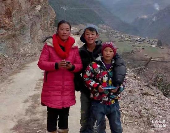 余泽英和两个儿子的合影