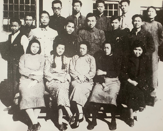 1943年云南中华职业教育社职员合影