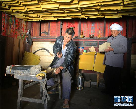 村民正在制作手抄纸。新华网发(高登泽 摄)