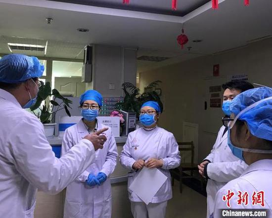 图为陈晓娟博士开展日常督察工作。 武英利 摄