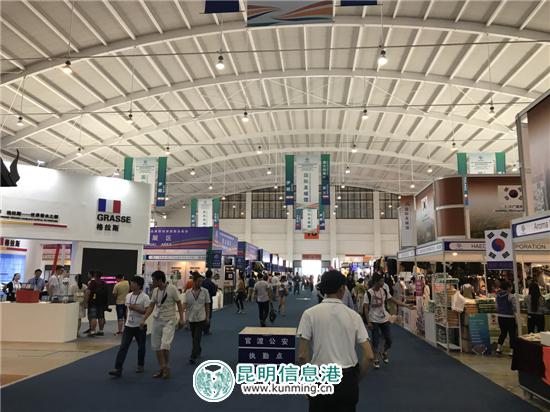 “商洽会”13日起对公众开放 最全逛展指南助您愉快“逛” 国际友城馆里展出的特色商品。记者廖拓溪/摄