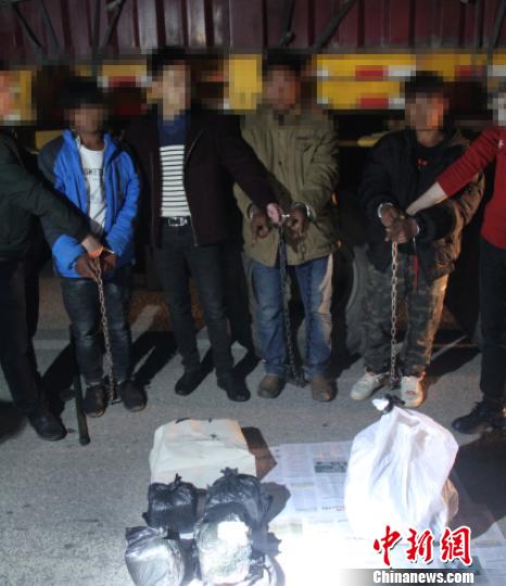 图为嫌疑人被抓获现场 黄春男 摄