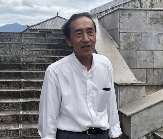 “这个人必须通晓侨乡迤萨的历史文化,在建筑上有一定的造诣和独到之处。”