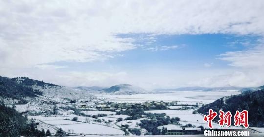 (图为7日拍摄的香格里拉雪景。 张成 摄)