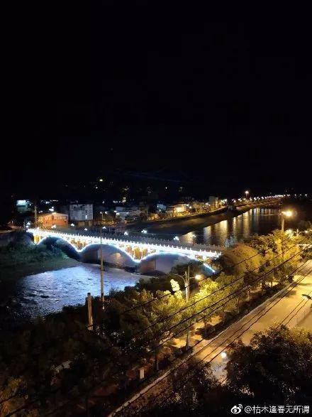 景东夜景(@枯木逢春无所谓/摄)