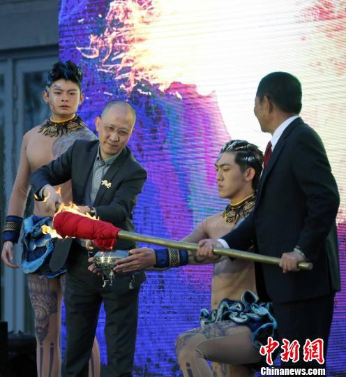 点燃篝火。 南妍 摄