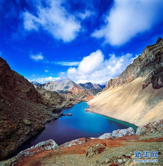 围绕巴拉格宗神山,分布有大大小小18个高原圣湖,湖水碧蓝通透。(景区供图)
