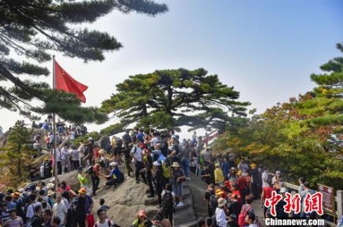 82亿人次出游 "人从众"背后是什么?