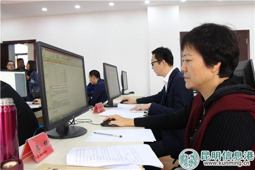 海选现场,评委正在对入围项目进行审核。昆明日报 记者赵伟/摄