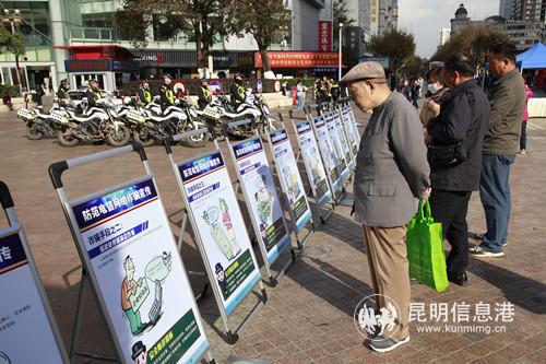 当天,南屏步行街万名市民签字支持打击网络电信新型违法犯罪。