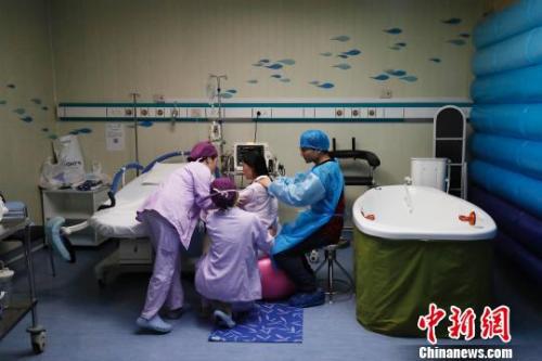 资料图:一名产妇正在医院待产 图文无关 殷立勤 摄