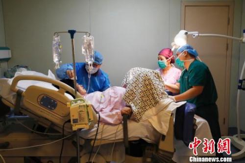 资料图:一名产妇正在医院待产 图文无关 殷立勤 摄