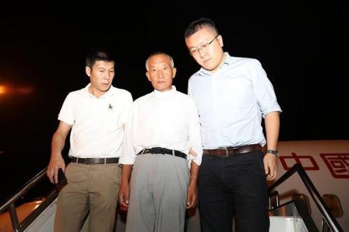 职务犯罪嫌疑人张德友被带下舷梯。图片来源:云南省纪委监委网站。