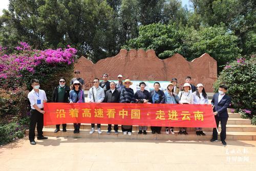 采访团在双廊服务区