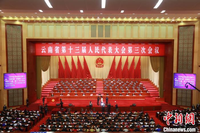图为云南省第十三届人民代表大会第三次会议10日在昆明召开。 符皓 摄
