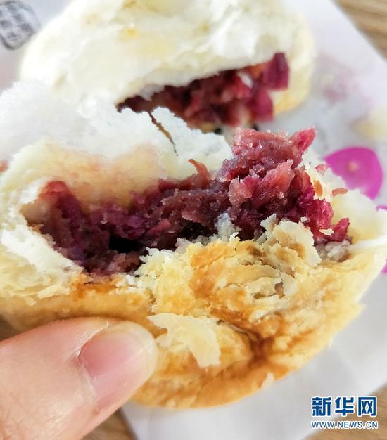 云大食堂供应的玫瑰鲜花饼。新华网发(云南大学供图)