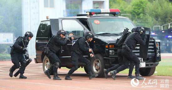超燃!新型警用装备亮相 云南省举行全警实战大练兵