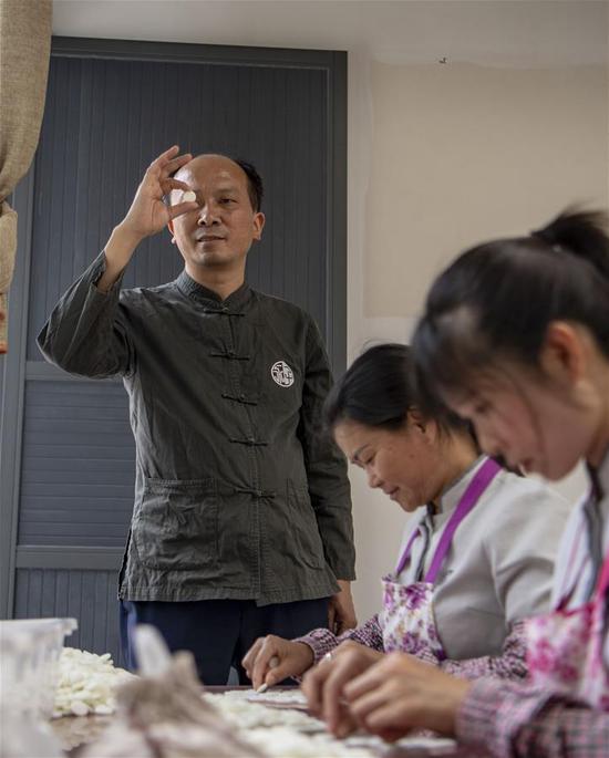 李国伟在云南保山市永子棋厂检查制作好的永子(5月12日摄)。