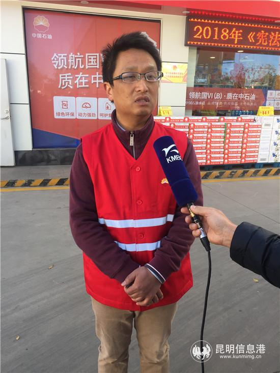 昆明市安全监督生产管理局法规宣教处处长杨汉义接受媒体采访。张蕊/摄
