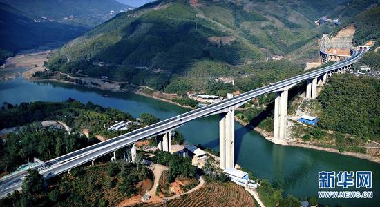 2021年1月30日,墨临高速公路澜沧江(昔归)大桥。新华网发(杨归田 摄)