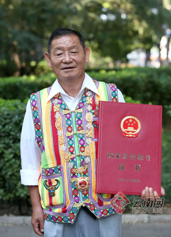 高德荣被授予“人民楷模”国家荣誉称号奖章。记者 雷桐苏 摄