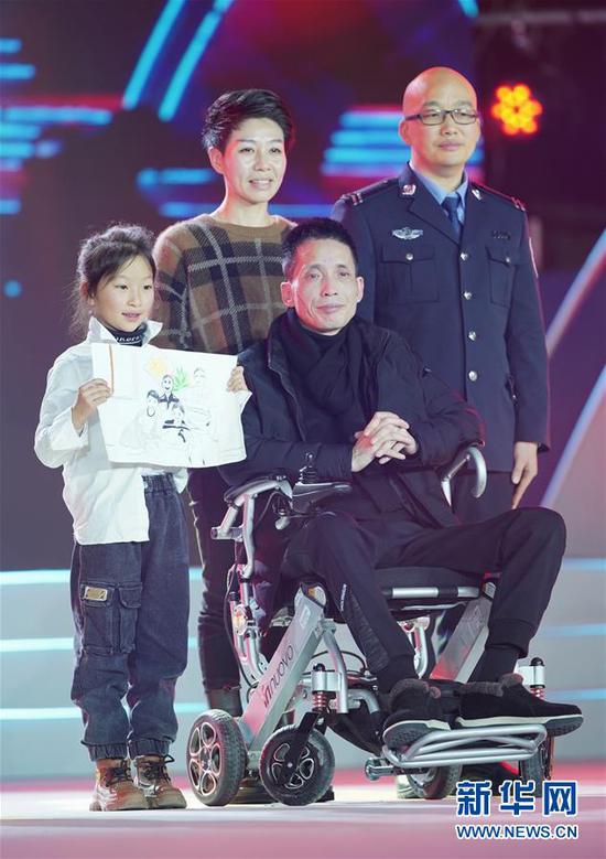 1月16日,“爱心接力员”张海林(后排右)、朱丹丹夫妇在颁奖典礼上。