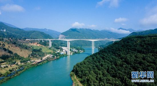 2020年11月13日,墨临高速公路澜沧江(昔归)大桥。新华网发(何雄 摄)