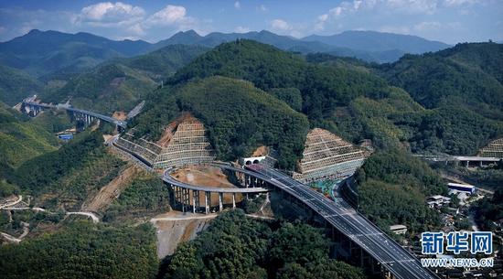 2021年1月30日,墨临高速公路大朝山立交。新华网发(杨归田摄)