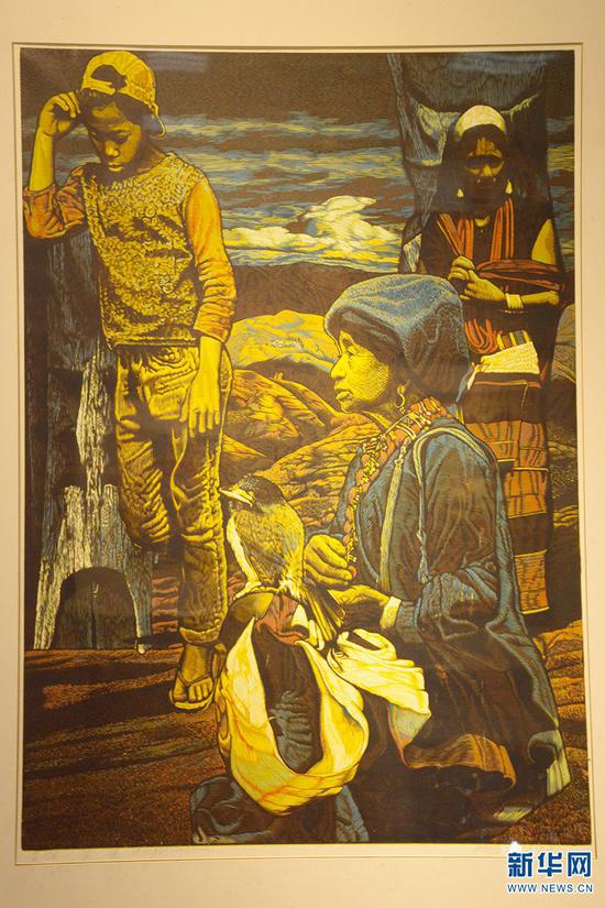 2005年张晓春绝版木刻《蛮谣》获第17届全国版画作品展铜奖(10月13日摄)。新华网 徐华陵 摄