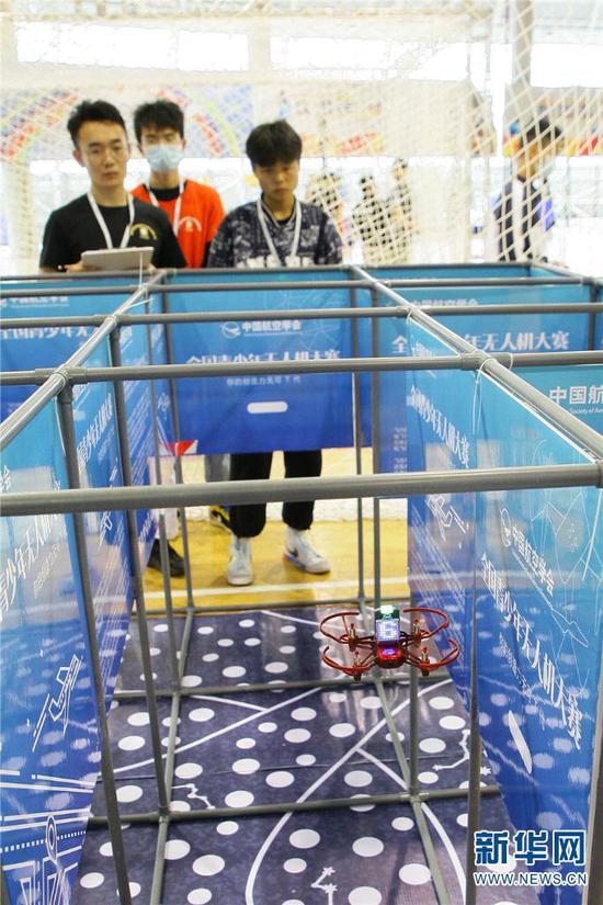 2021年5月29日,参加第35届云南省青少年科技创新大赛的小选手正在迷宫场地调试无人机。