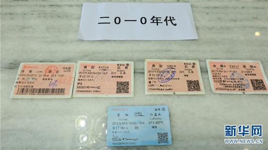 孙昆育把一张1999年的车票与2010年后的火车票放在一起进行对比。 新华网 潘越 摄