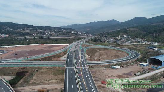 △景东至文东高速公路建成通车。 (通讯员 兰开翔 摄)