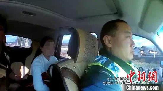 图为救援民警驾驶警车送高烧昏迷孩子和其母亲赶赴牟定县人民医院。警车车内监控截图