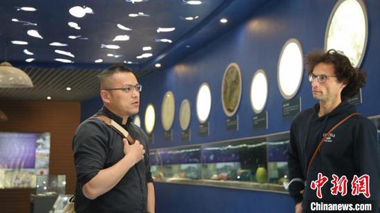 图为中德专家考察澄江化石地自然博物馆。 缪超 摄